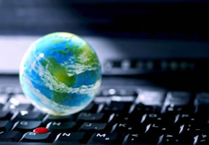 Земной шар лежит на клавиатуре