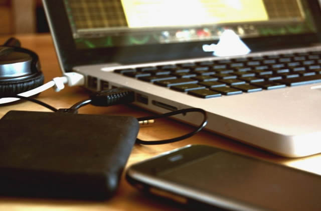 IT-набор бизнесмена – ноутбук, внешний жесткий диск, смартфон и наушники