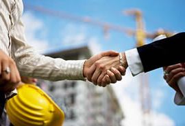 Бизнесмены-строители пожимают друг другу руки