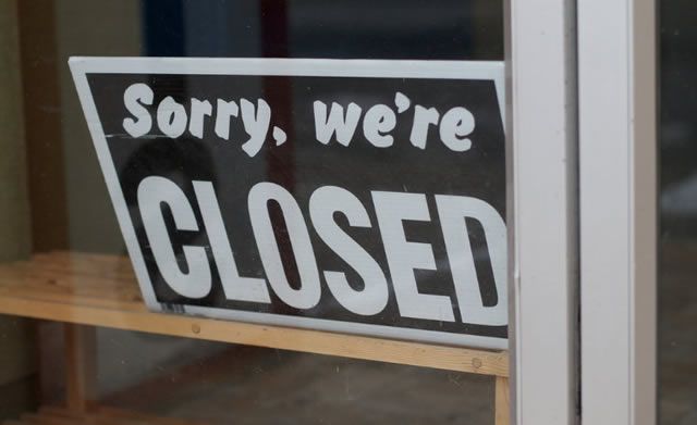 Вывеска фирмы – извините, мы закрыты