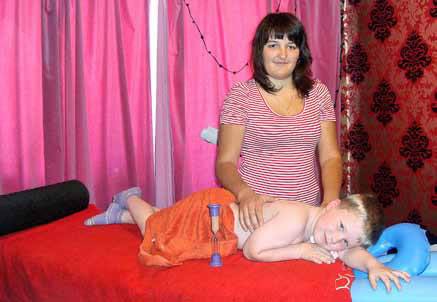 Сеанс массажа проводит Яна Игоревна – специалист по детскому массажу