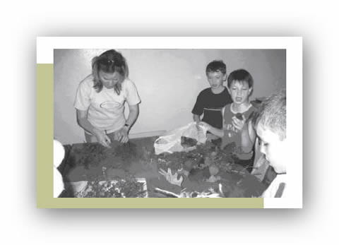 В ходе лабораторно-практических работ дети создают гербарии