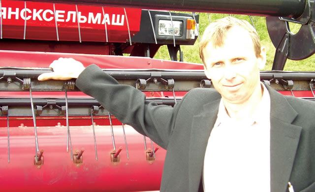Предприниматель Анатолий Боровских возле нового комбайна