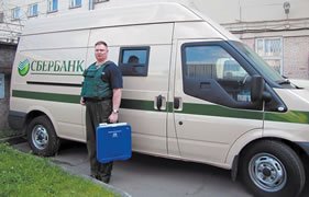Сотрудник службы инкассации Сбербанка с контейнером особой защиты