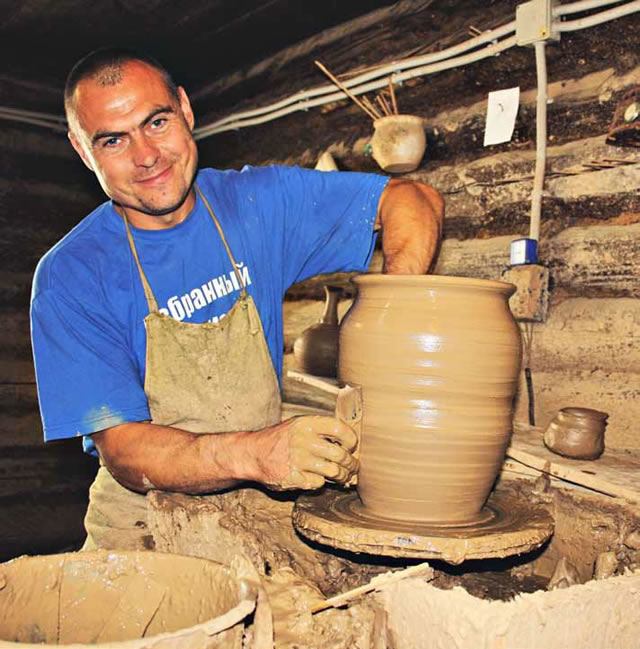 Сергей Масликов за работой в гончарной мастерской