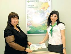 Виктория Хованская и клиентский менеджер Сбербанка во время оформления кредита «Бизнес старт»